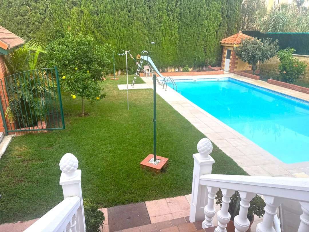 3 bedroom Villa for sale in La Linea de la Concepcion with pool - € 575,000 (Ref: 9468807)