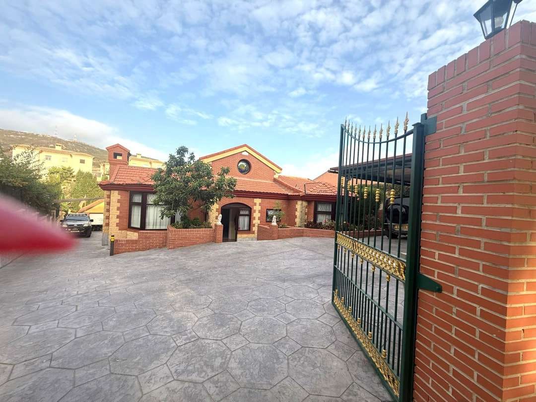 3 bedroom Villa for sale in La Linea de la Concepcion with pool - € 575,000 (Ref: 9468807)