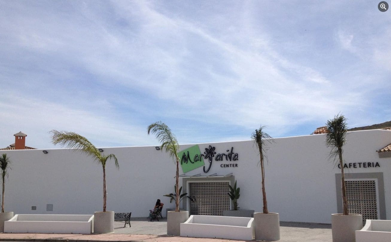 3 bedroom Villa for sale in La Linea de la Concepcion with pool - € 575,000 (Ref: 9468807)