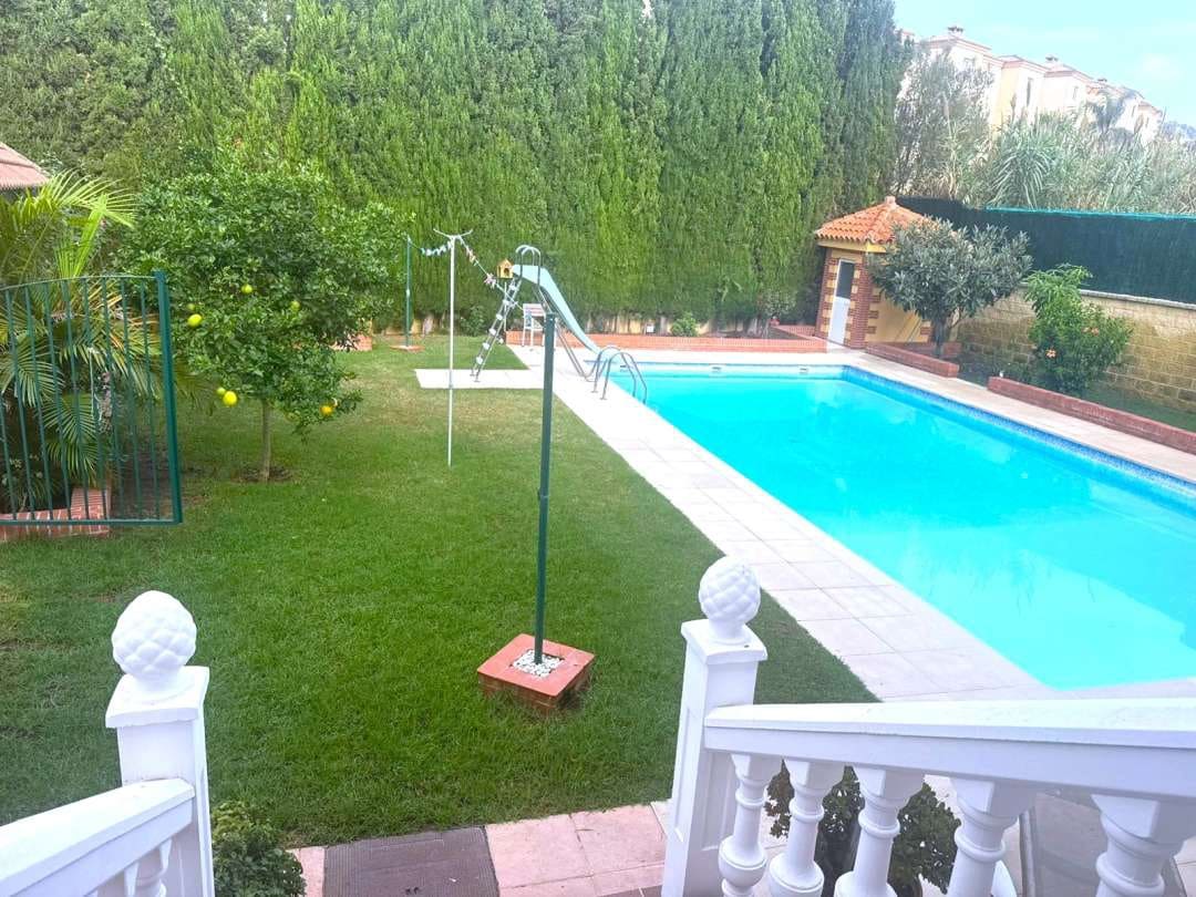 3 bedroom Villa for sale in La Linea de la Concepcion with pool - € 575,000 (Ref: 9468807)