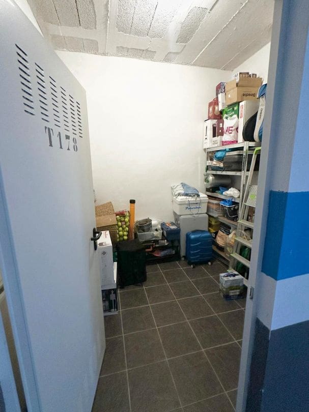 3 bedroom Flat for sale in La Alcaidesa with pool - € 290,000 (Ref: 9468808)