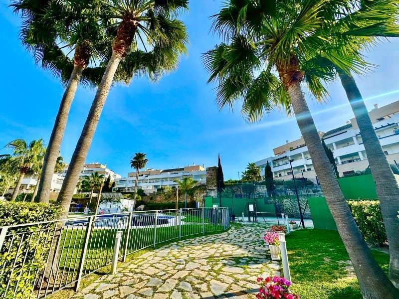 3 bedroom Flat for sale in La Alcaidesa with pool - € 290,000 (Ref: 9468808)