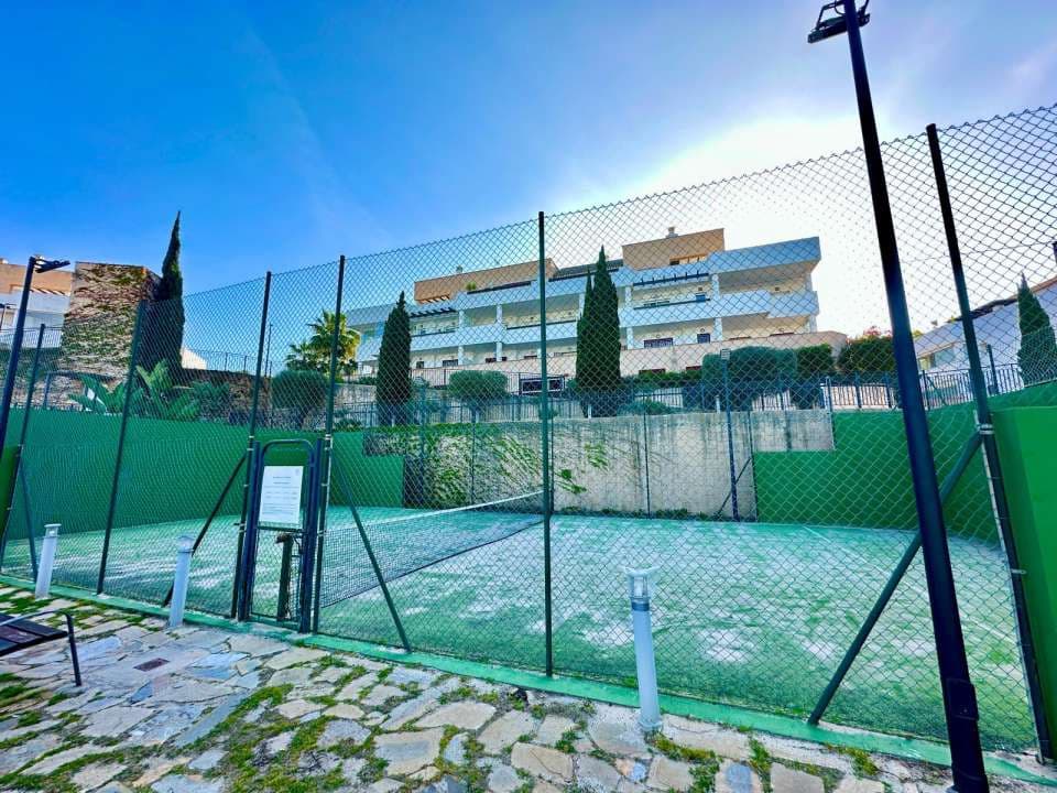 3 bedroom Flat for sale in La Alcaidesa with pool - € 290,000 (Ref: 9468808)