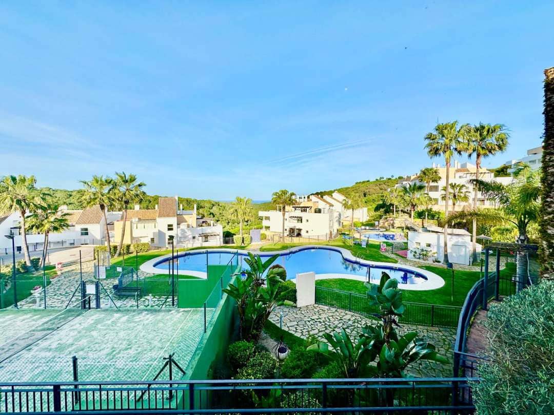 3 bedroom Flat for sale in La Alcaidesa with pool - € 290,000 (Ref: 9468808)