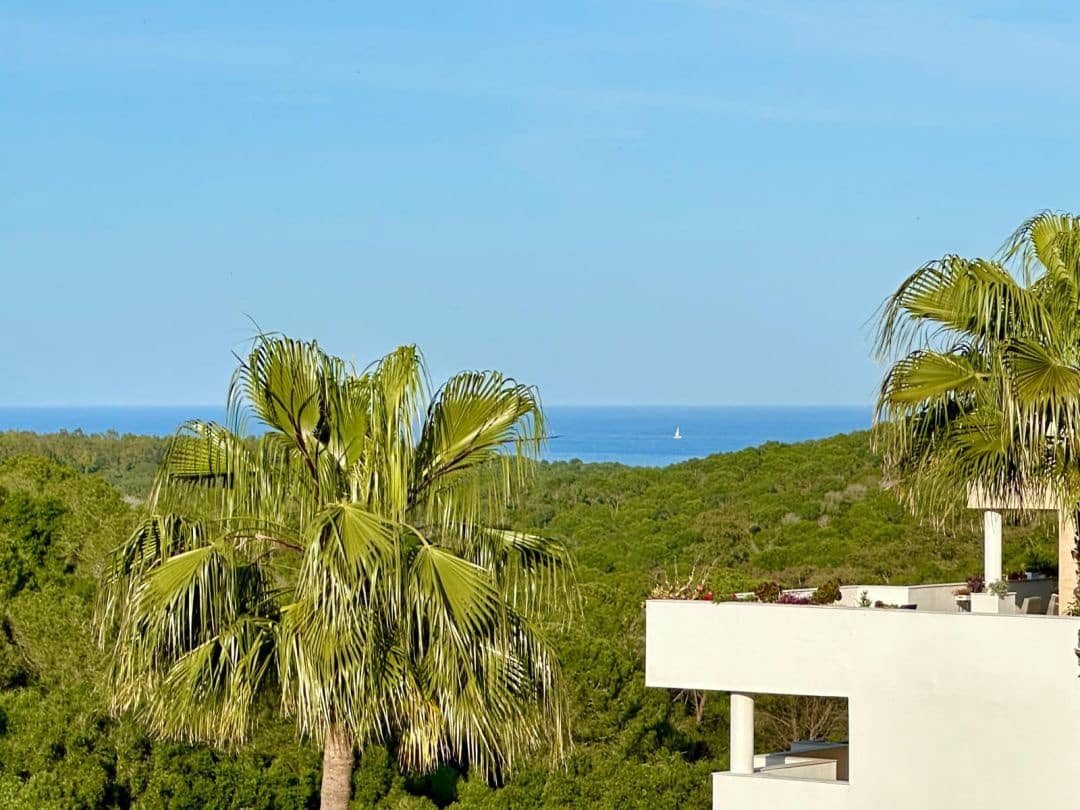 3 bedroom Flat for sale in La Alcaidesa with pool - € 290,000 (Ref: 9468808)