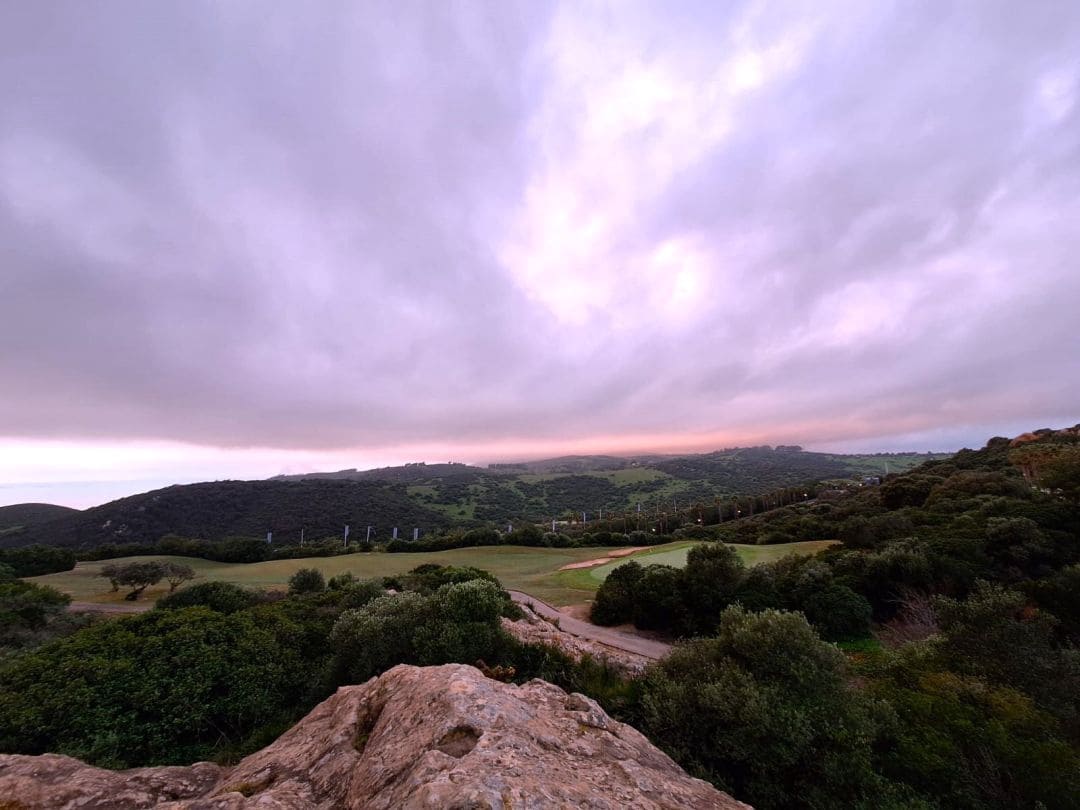 2 makuuhuone Huoneisto myytävänä paikassa La Linea de la Concepcion mukana uima-altaan - 482 000 € (Ref: 9469995)