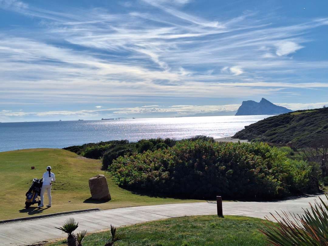 2 makuuhuone Huoneisto myytävänä paikassa La Linea de la Concepcion mukana uima-altaan - 482 000 € (Ref: 9469995)