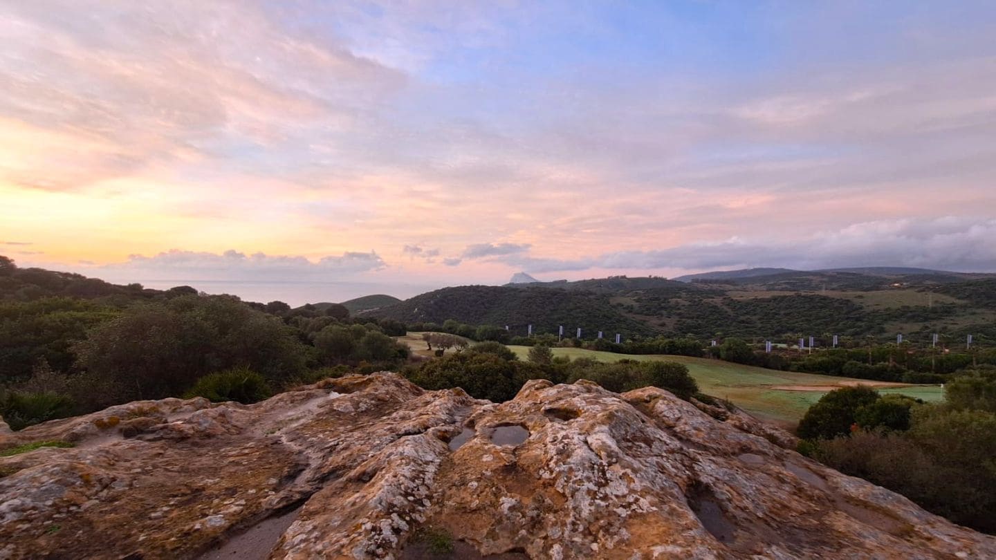 2 makuuhuone Huoneisto myytävänä paikassa La Linea de la Concepcion mukana uima-altaan - 482 000 € (Ref: 9469995)