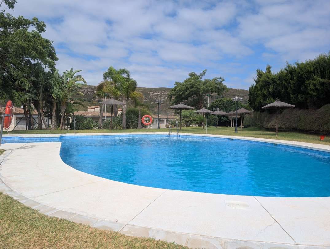 Pareado de 3 habitaciones en La Línea de la Concepción en venta con piscina - 290.000 € (Ref: 9478918)