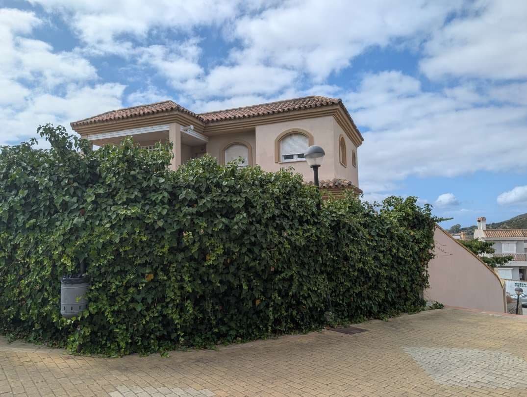 Pareado de 3 habitaciones en La Línea de la Concepción en venta con piscina - 290.000 € (Ref: 9478918)