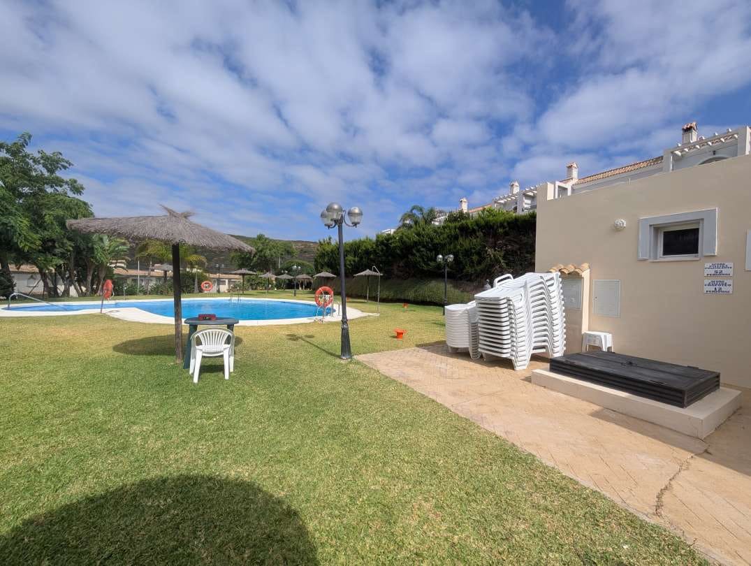 Pareado de 3 habitaciones en La Línea de la Concepción en venta con piscina - 290.000 € (Ref: 9478918)