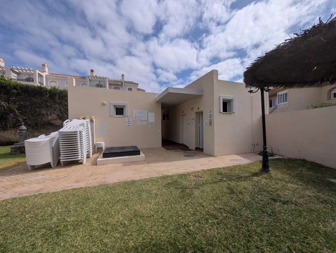 Pareado de 3 habitaciones en La Línea de la Concepción en venta con piscina - 290.000 € (Ref: 9478918)