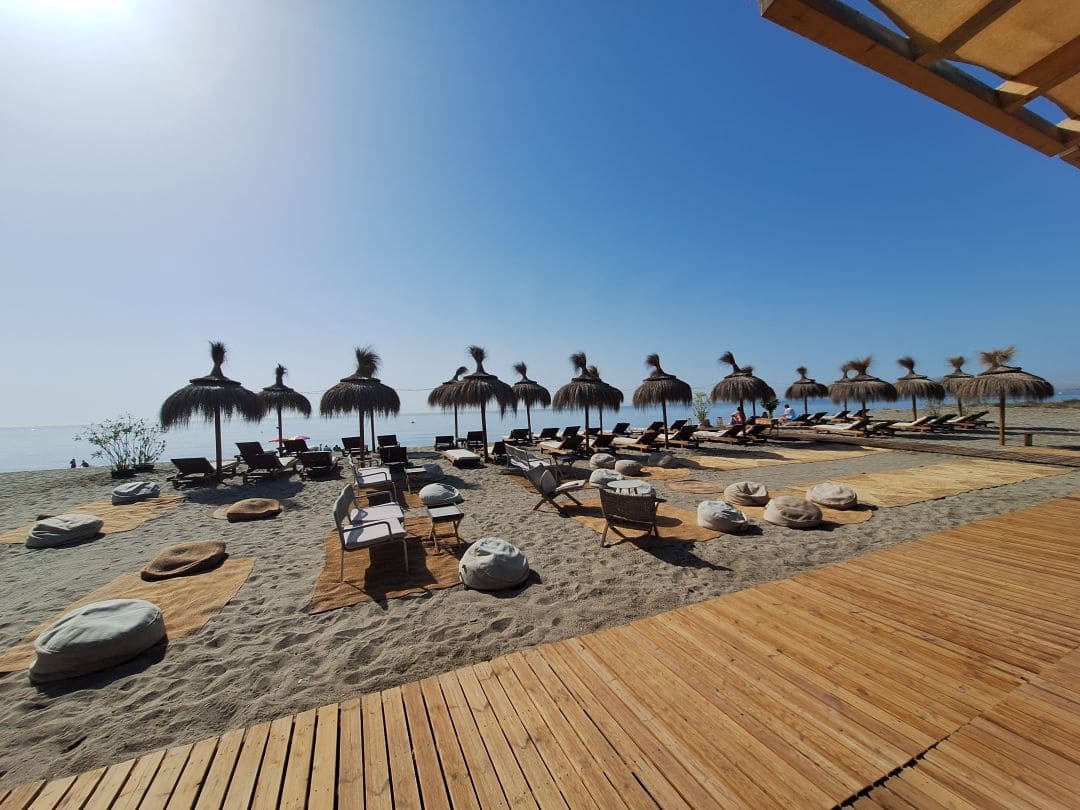 2 makuuhuone Huoneisto myytävänä paikassa La Linea de la Concepcion mukana uima-altaan - 398 000 € (Ref: 9529168)