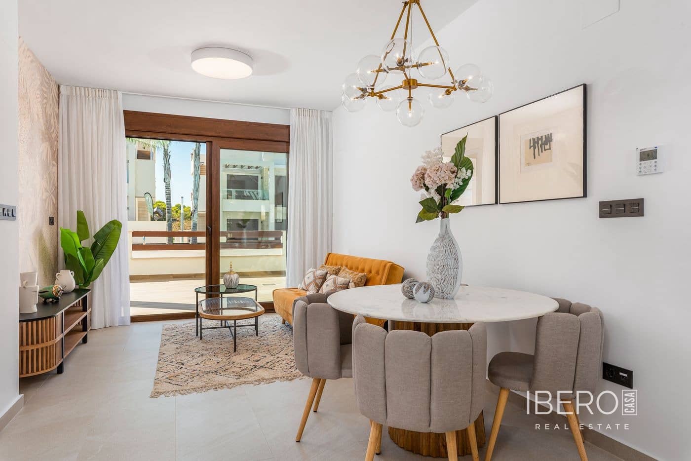 Lägenhet till salu i Torrevieja med garage - 285 000 € (Ref: 9605391)