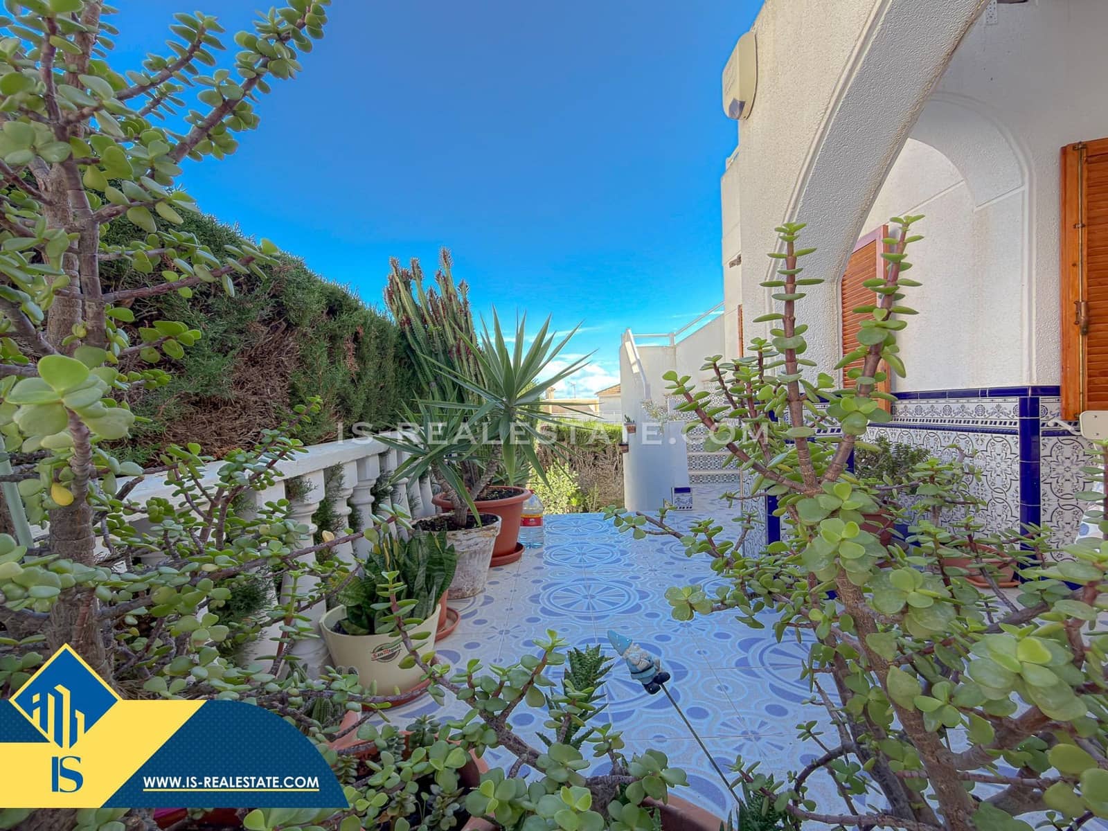 4 bedroom Villa for sale in Los Altos with pool - € 199,900 (Ref: 9425887)