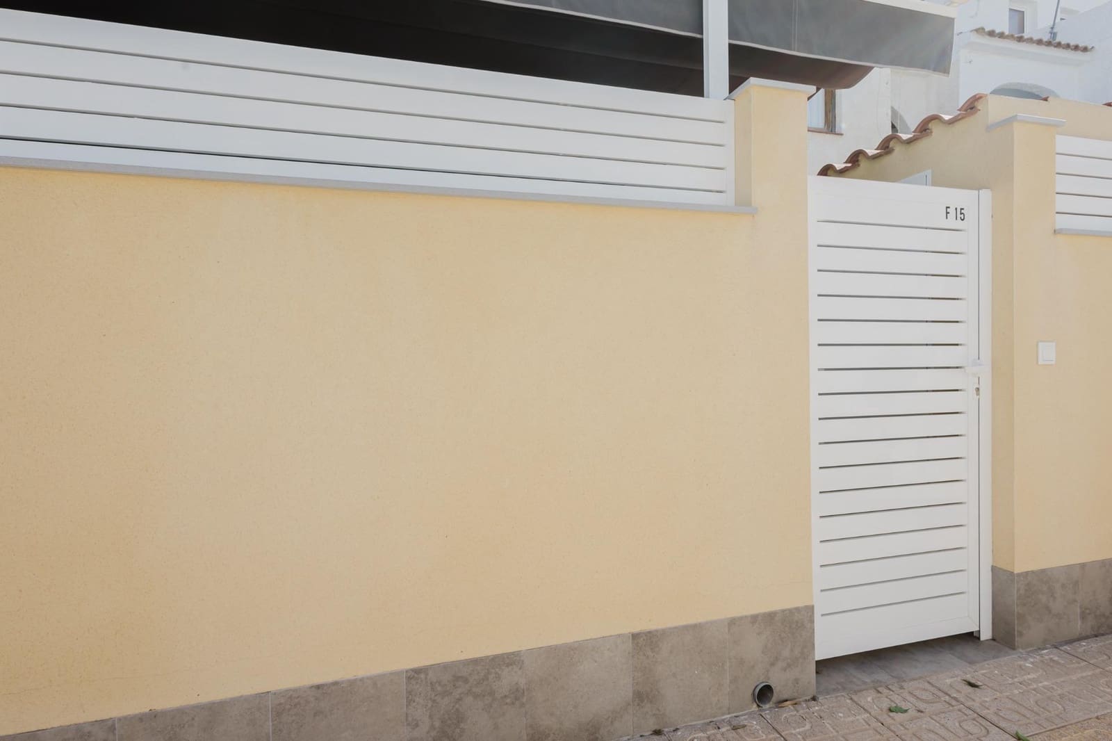 Bungalow de 3 habitaciones en Torrevieja en venta con piscina - 185.000 € (Ref: 9440175)