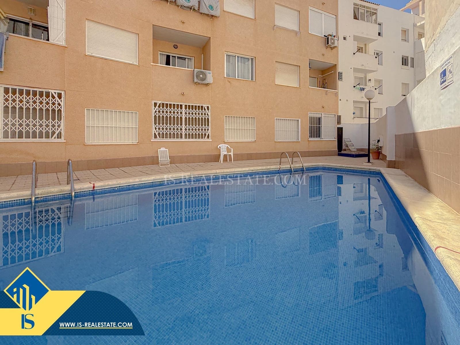 2 soverom Penthouse til salgs i Torrevieja med svømmebasseng - € 135 000 (Ref: 9470945)
