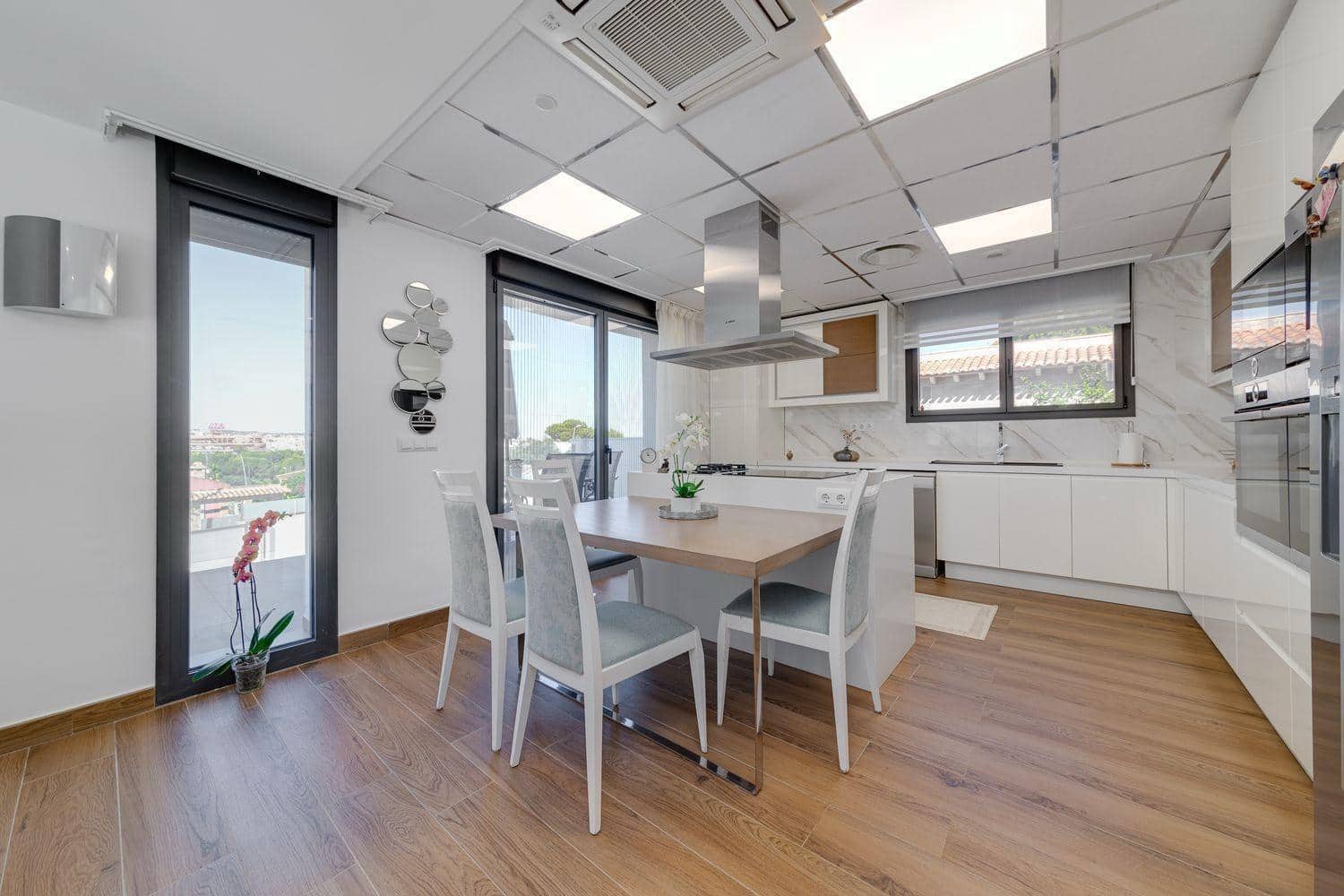 Chalet de 3 habitaciones en Torrevieja en venta con piscina garaje - 1.249.900 € (Ref: 9504333)