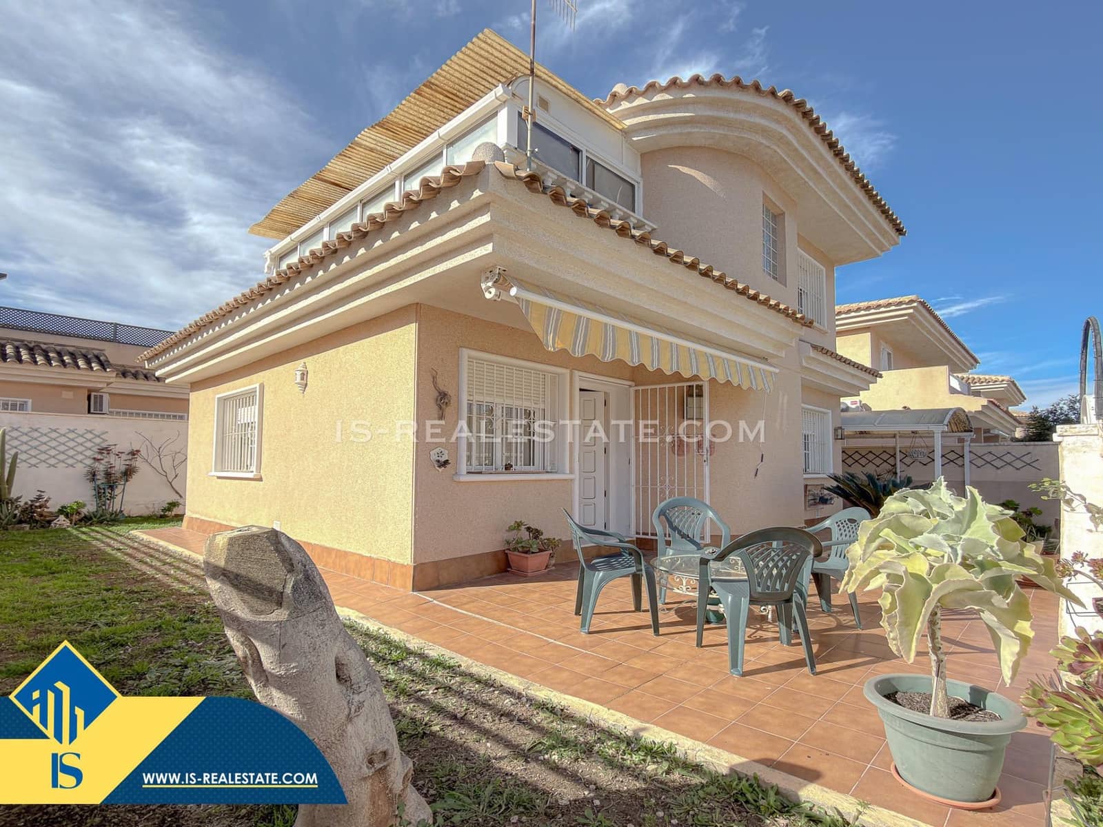 Chalet de 4 habitaciones en Torrevieja en venta con piscina - 329.900 € (Ref: 9536000)