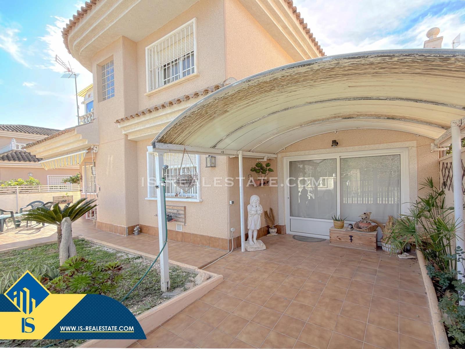 Chalet de 4 habitaciones en Torrevieja en venta con piscina - 329.900 € (Ref: 9536000)