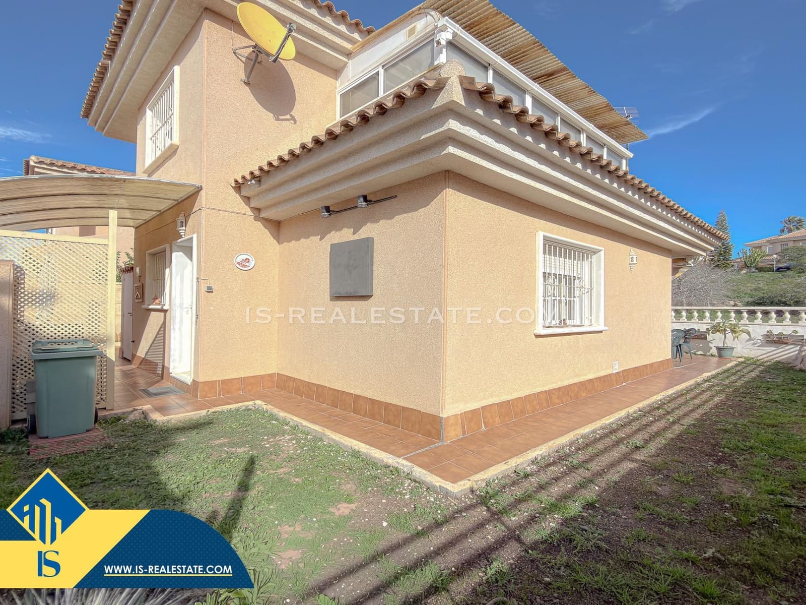 Chalet de 4 habitaciones en Torrevieja en venta con piscina - 329.900 € (Ref: 9536000)