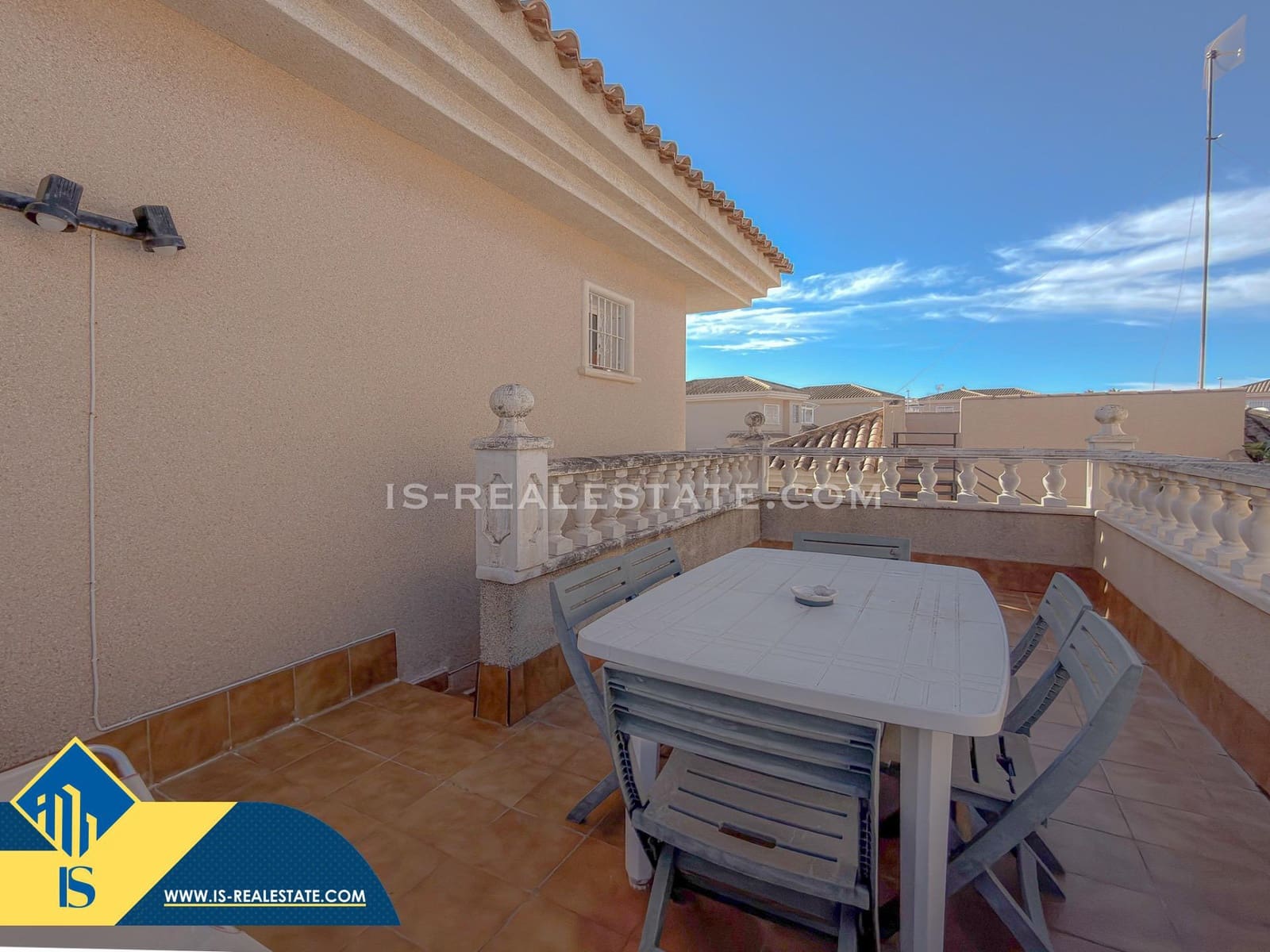 Chalet de 4 habitaciones en Torrevieja en venta con piscina - 329.900 € (Ref: 9536000)