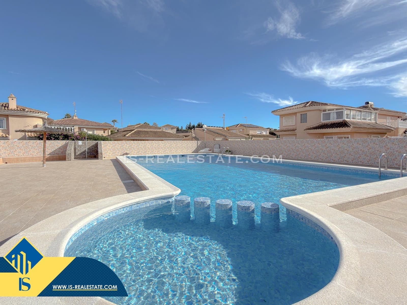 Chalet de 4 habitaciones en Torrevieja en venta con piscina - 329.900 € (Ref: 9536000)