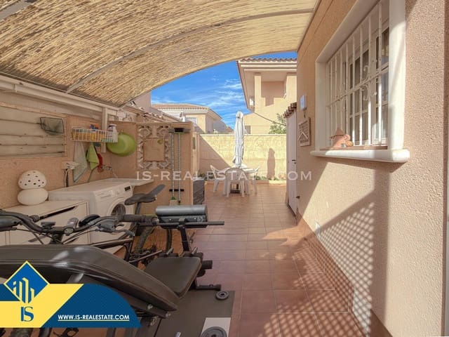 Chalet de 4 habitaciones en Torrevieja en venta con piscina - 329.900 € (Ref: 9536000)