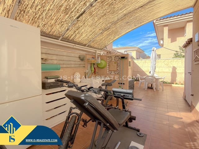 Chalet de 4 habitaciones en Torrevieja en venta con piscina - 329.900 € (Ref: 9536000)