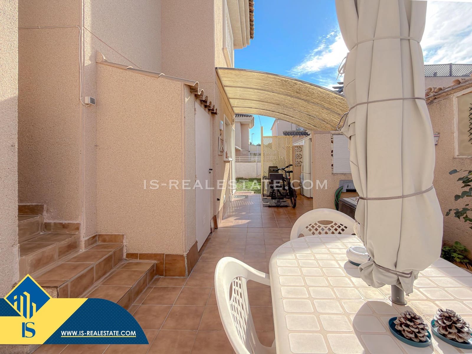 Chalet de 4 habitaciones en Torrevieja en venta con piscina - 329.900 € (Ref: 9536000)