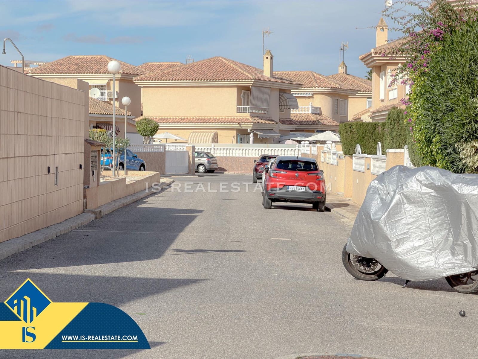 Chalet de 4 habitaciones en Torrevieja en venta con piscina - 329.900 € (Ref: 9536000)