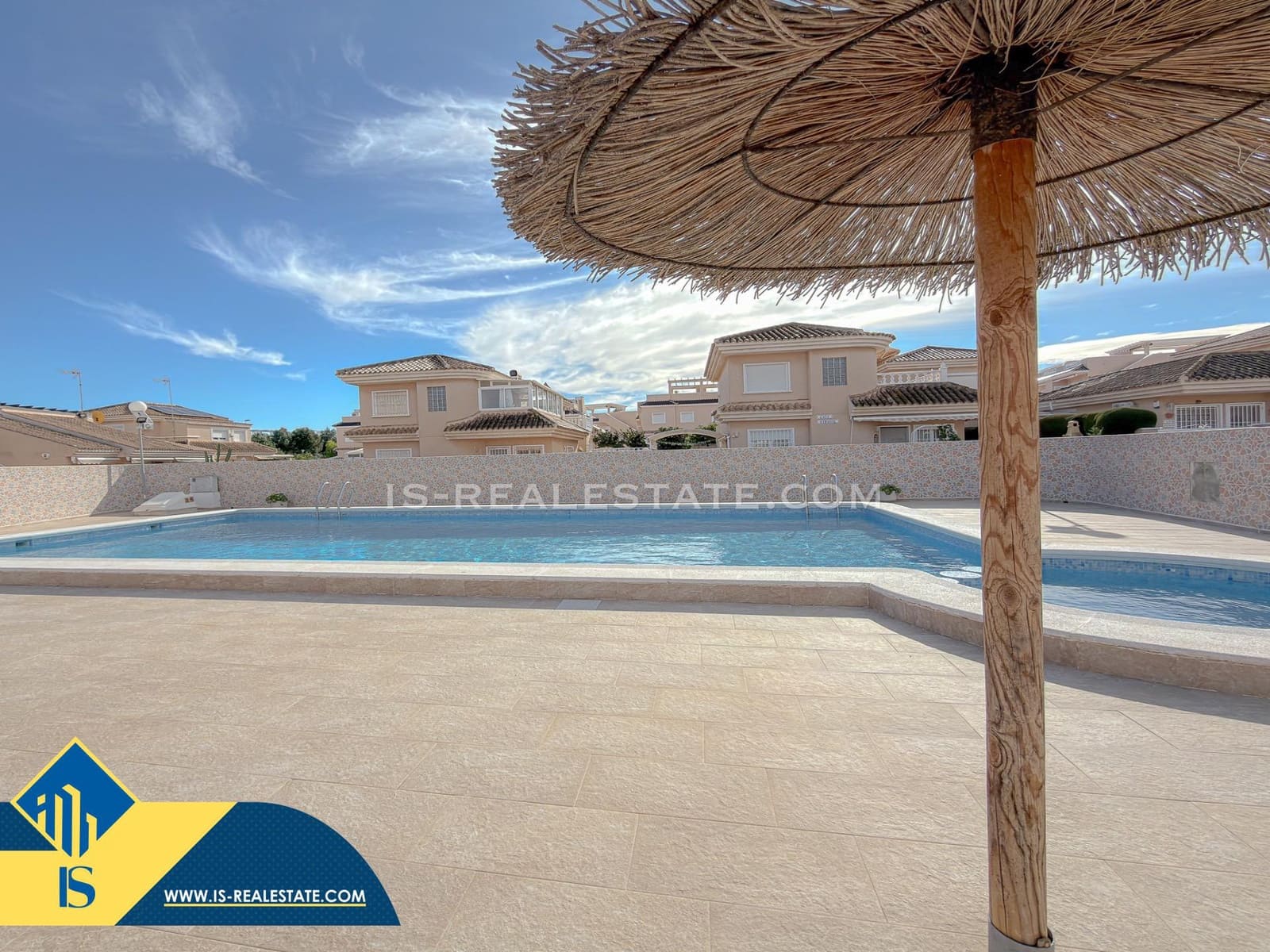 Chalet de 4 habitaciones en Torrevieja en venta con piscina - 329.900 € (Ref: 9536000)