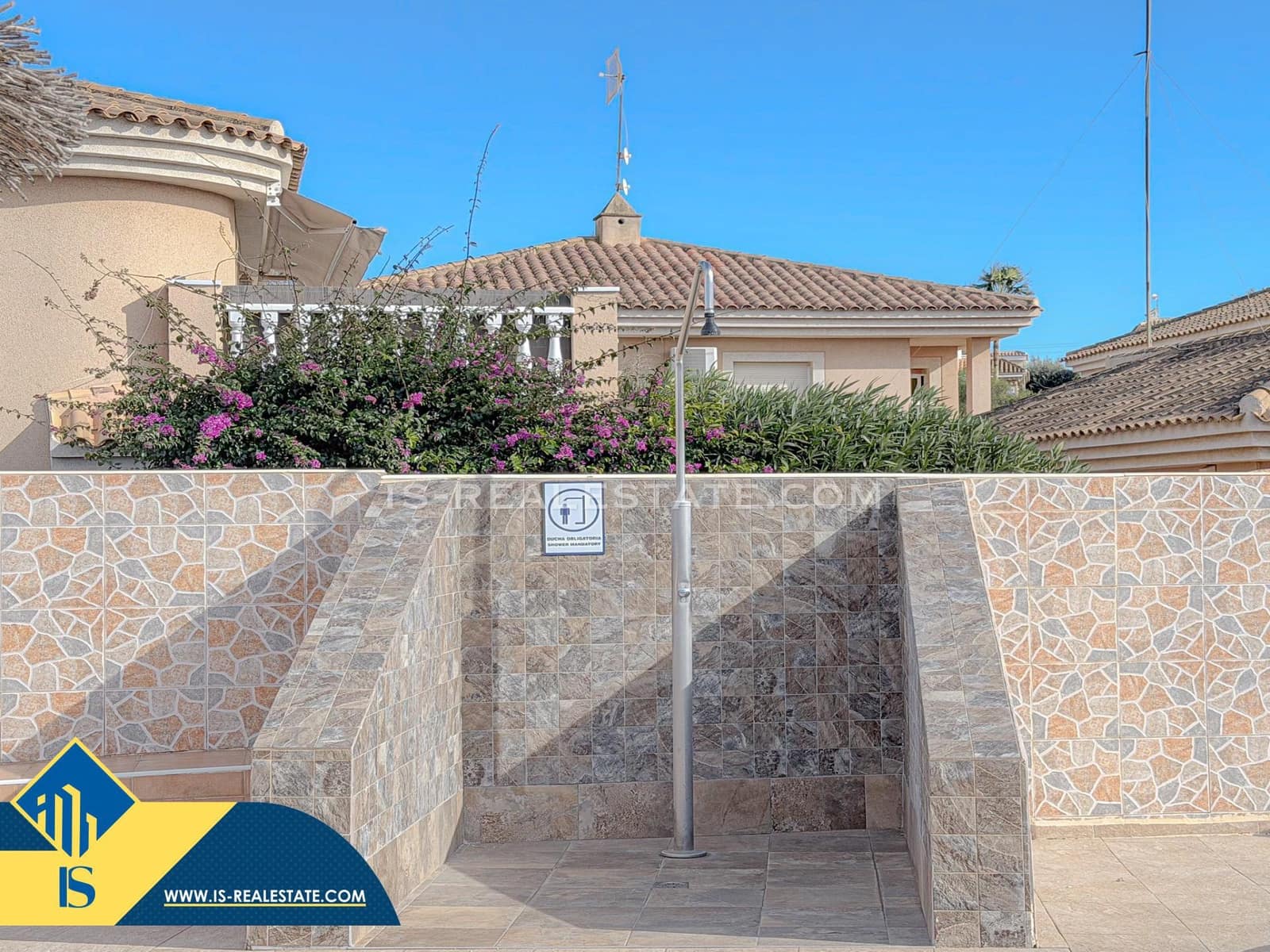 Chalet de 4 habitaciones en Torrevieja en venta con piscina - 329.900 € (Ref: 9536000)