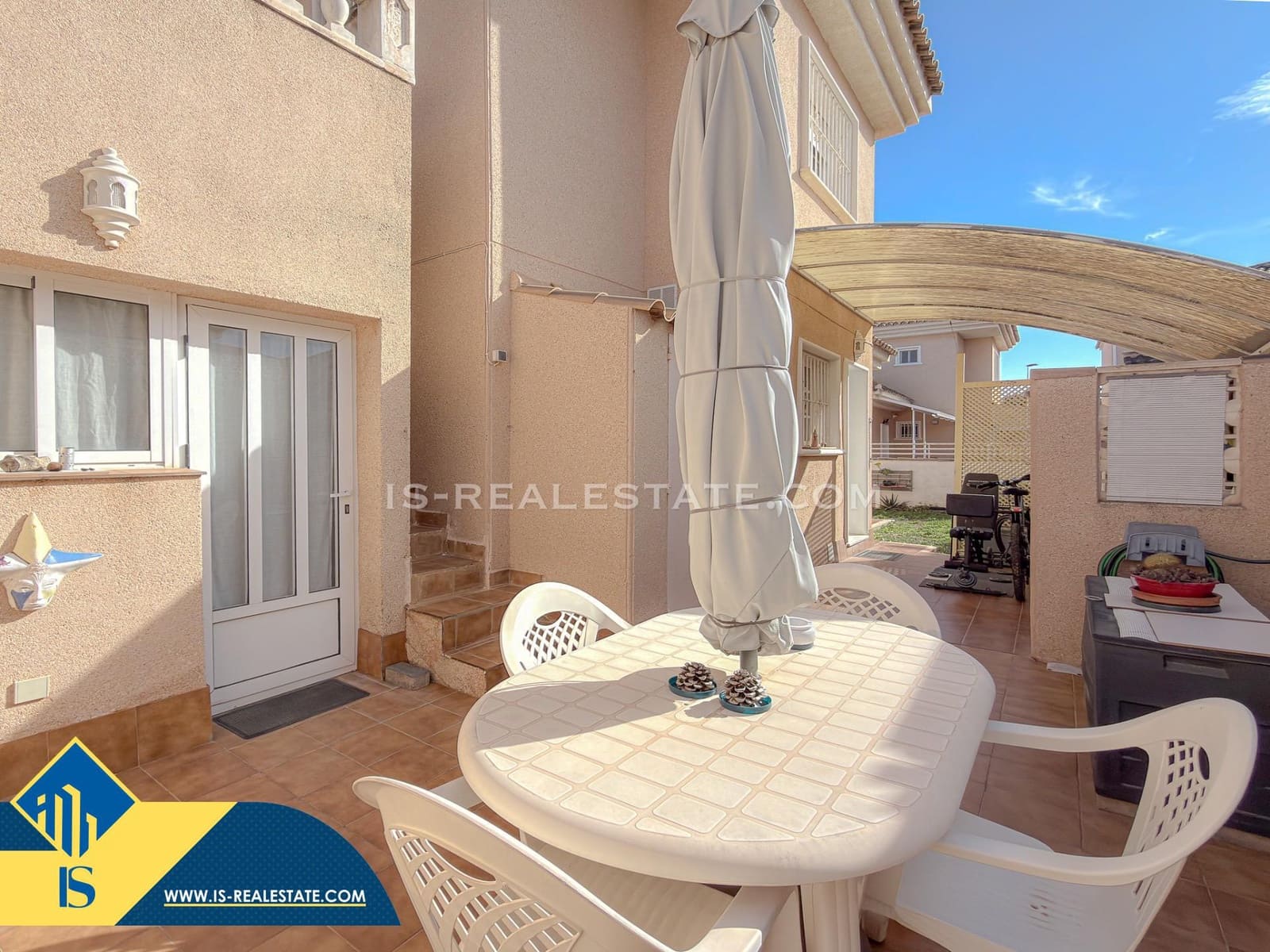 Chalet de 4 habitaciones en Torrevieja en venta con piscina - 329.900 € (Ref: 9536000)