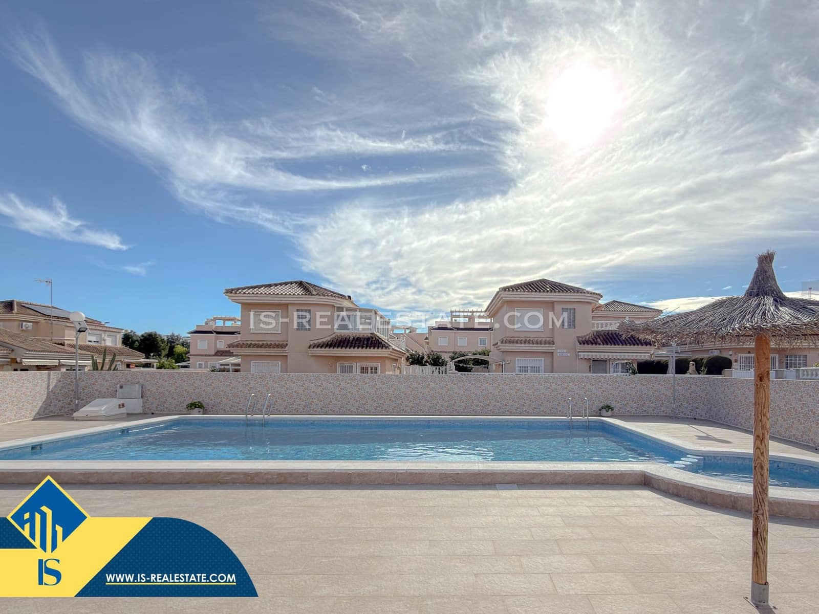 Chalet de 4 habitaciones en Torrevieja en venta con piscina - 329.900 € (Ref: 9536000)