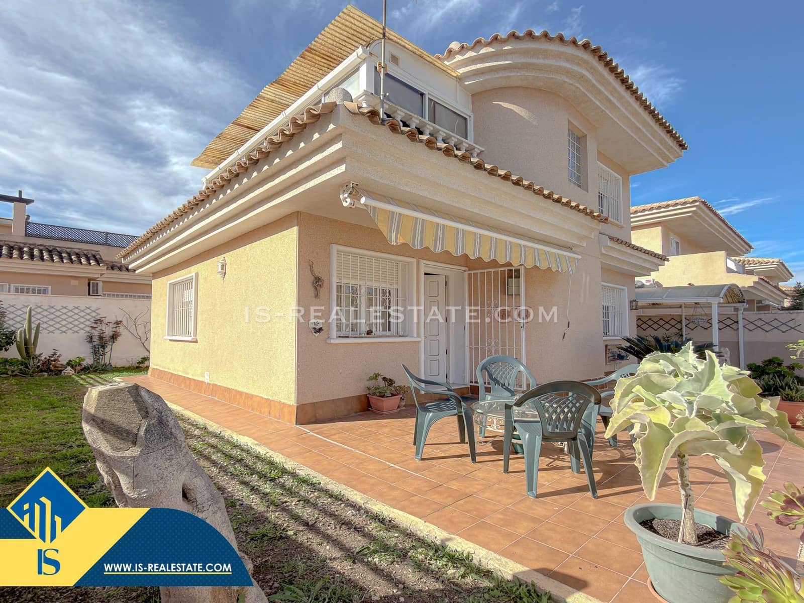 Chalet de 4 habitaciones en Torrevieja en venta con piscina - 329.900 € (Ref: 9536000)