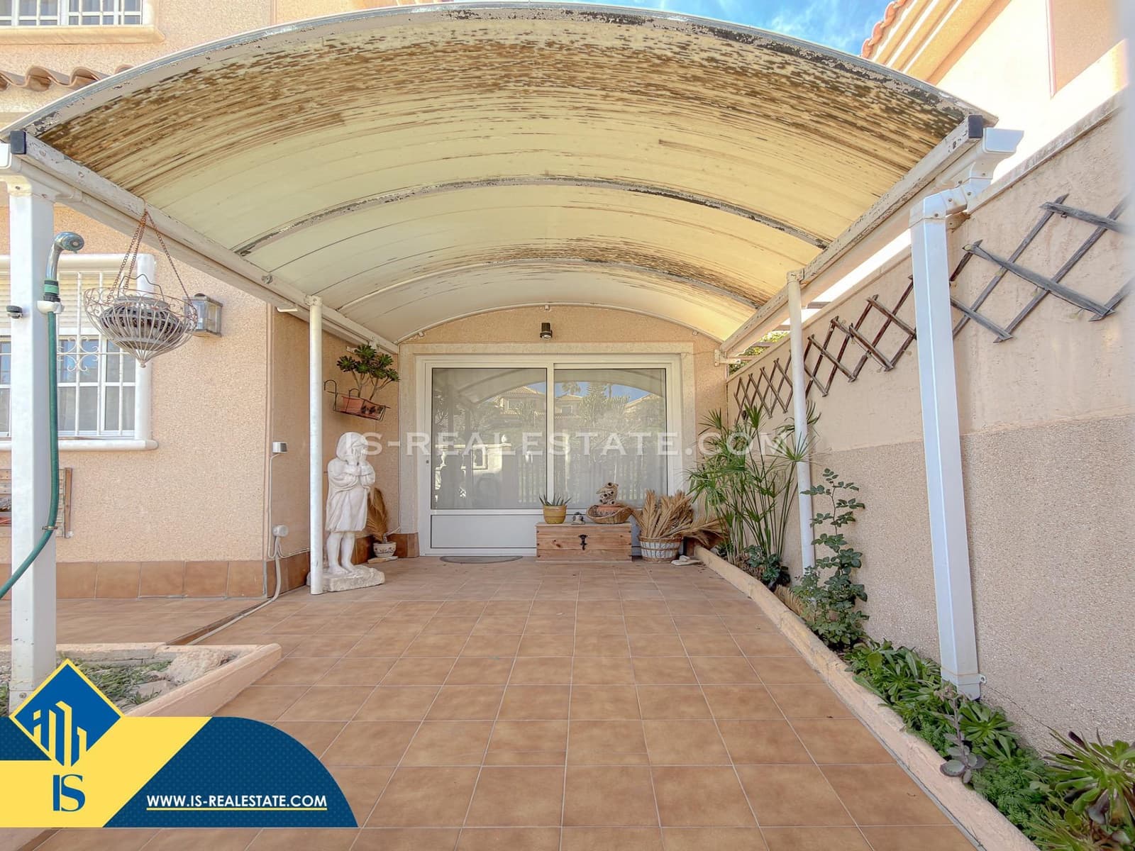 Chalet de 4 habitaciones en Torrevieja en venta con piscina - 329.900 € (Ref: 9536000)