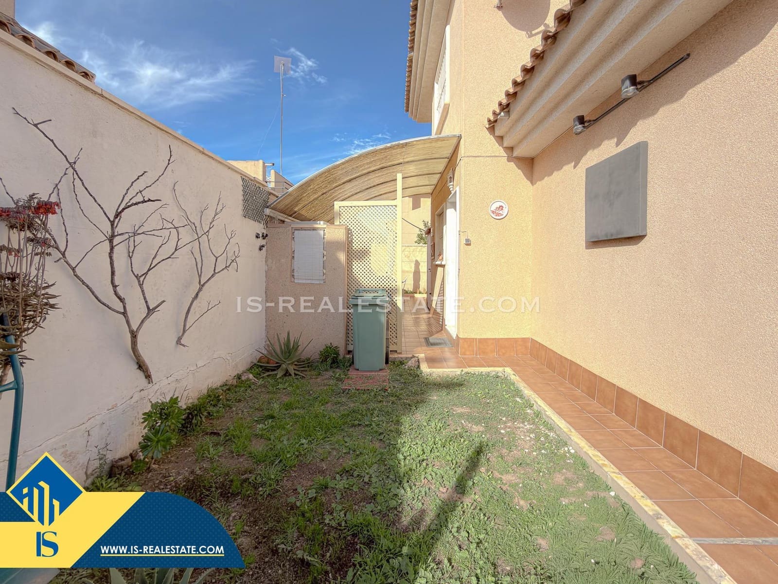 Chalet de 4 habitaciones en Torrevieja en venta con piscina - 329.900 € (Ref: 9536000)