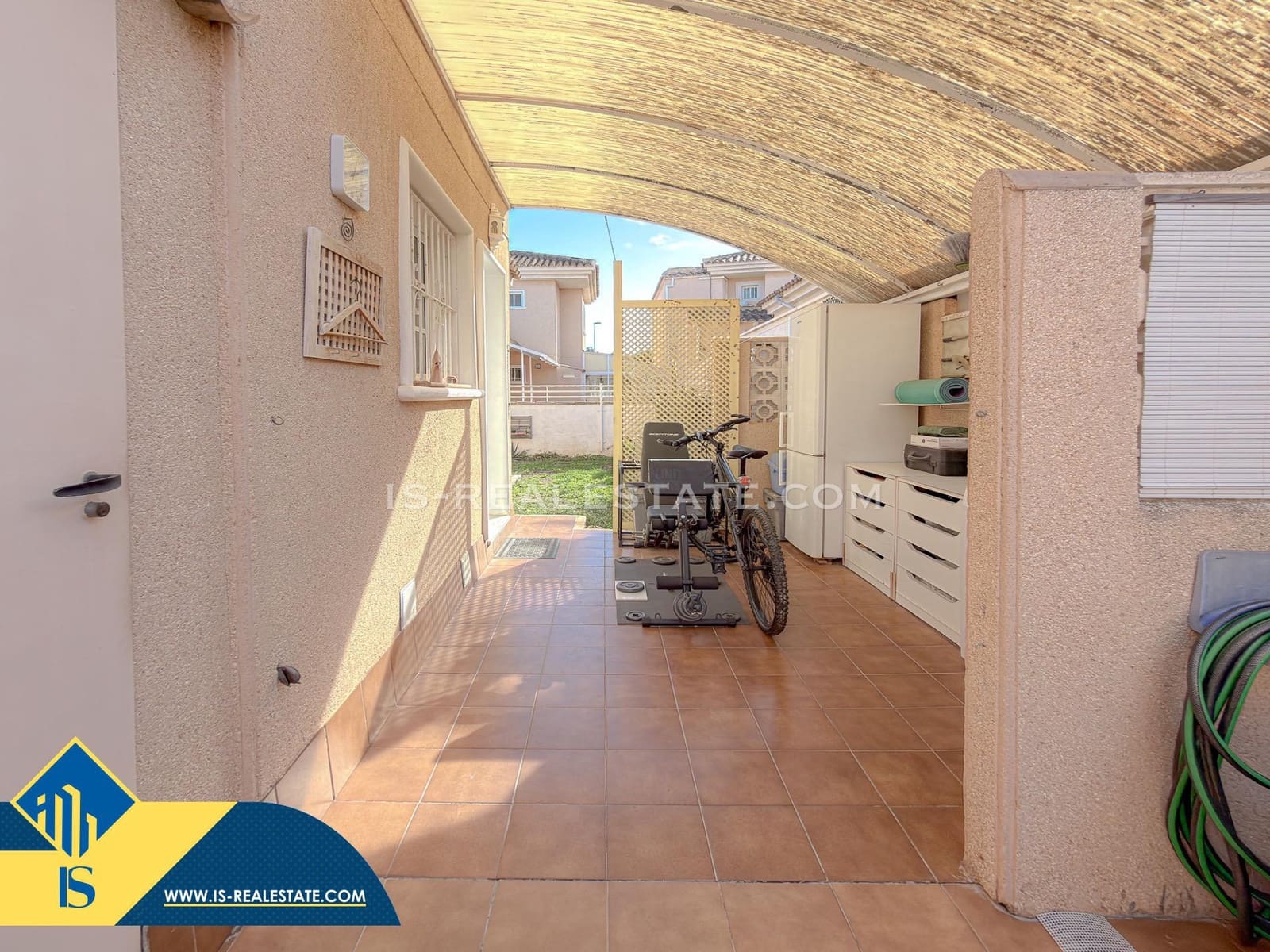 Chalet de 4 habitaciones en Torrevieja en venta con piscina - 329.900 € (Ref: 9536000)