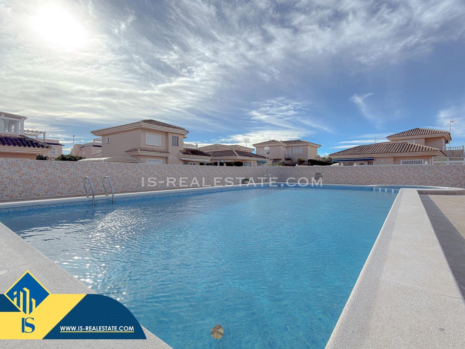 Chalet de 4 habitaciones en Torrevieja en venta con piscina - 329.900 € (Ref: 9536000)