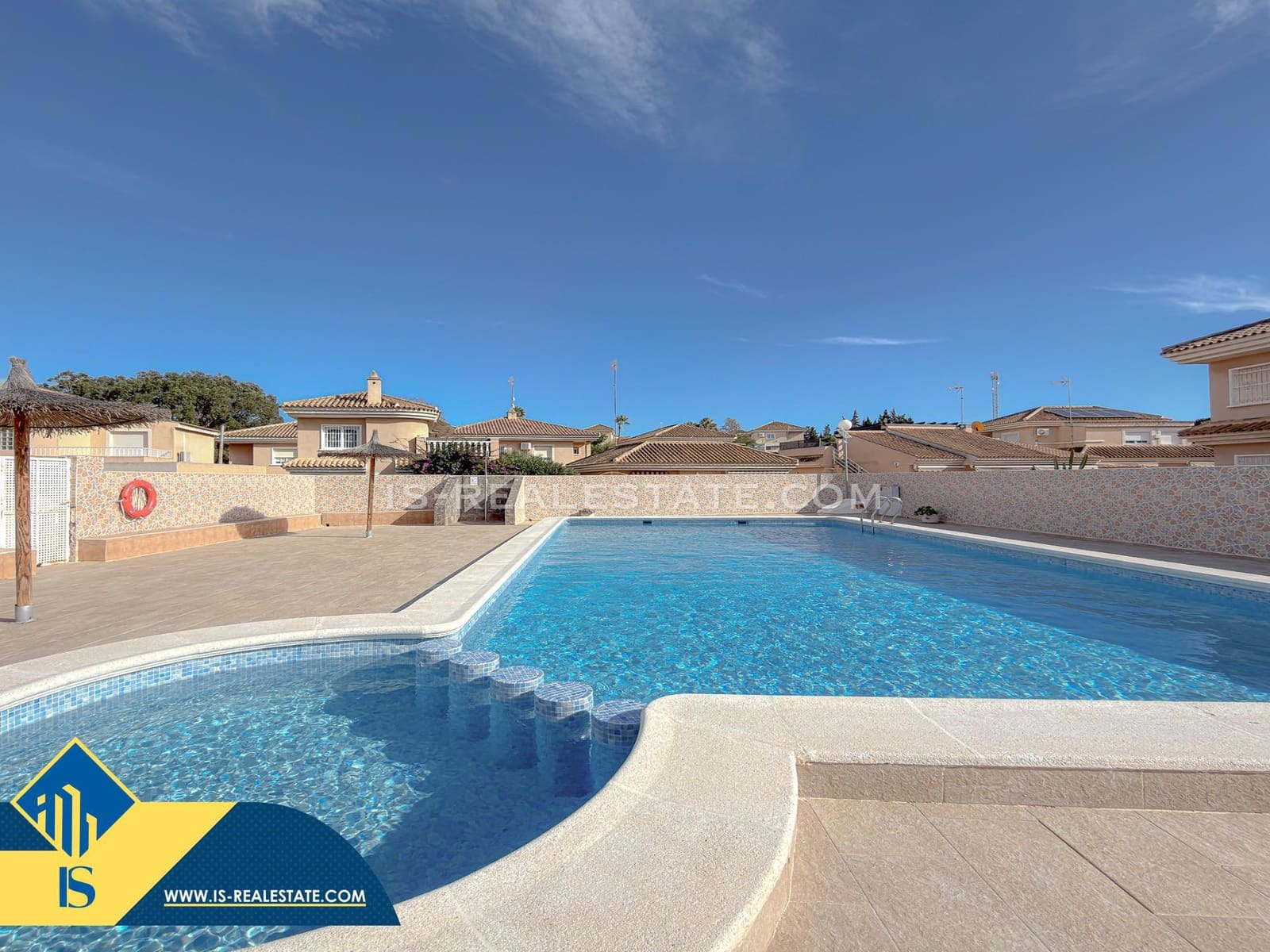 Chalet de 4 habitaciones en Torrevieja en venta con piscina - 329.900 € (Ref: 9536000)