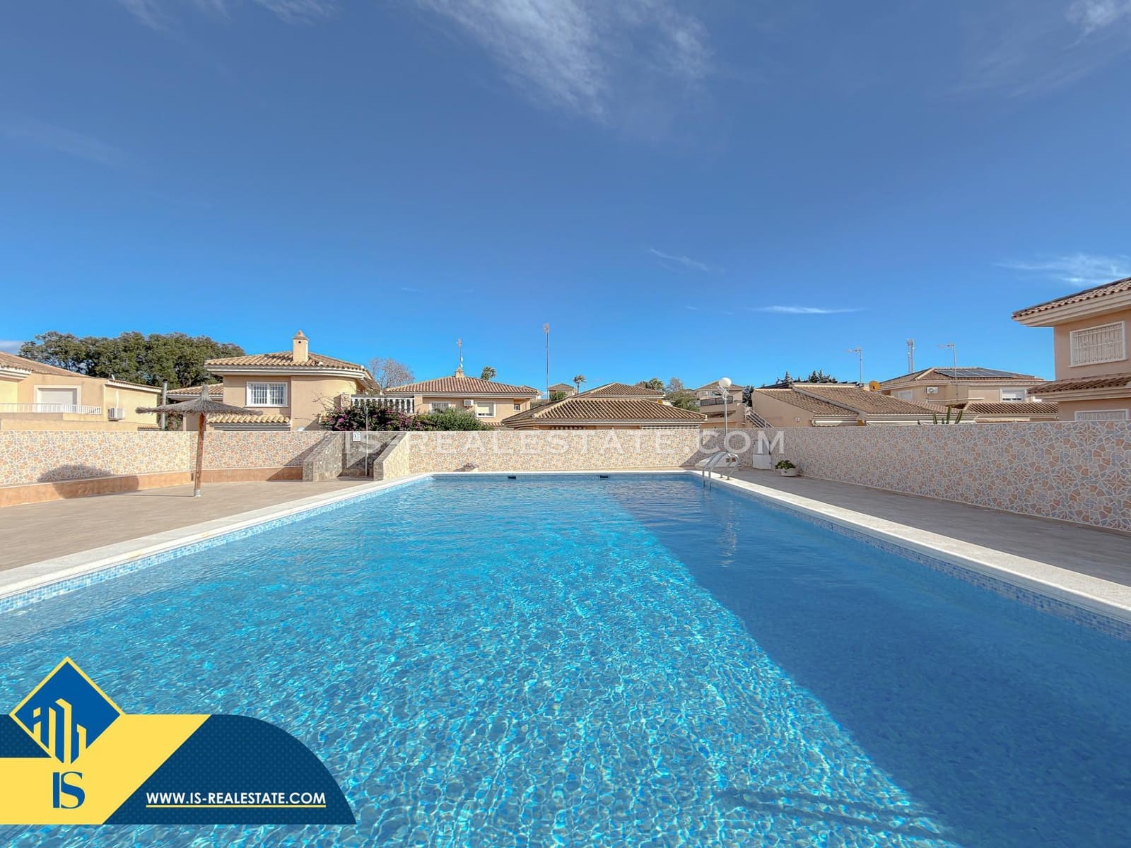 Chalet de 4 habitaciones en Torrevieja en venta con piscina - 329.900 € (Ref: 9536000)
