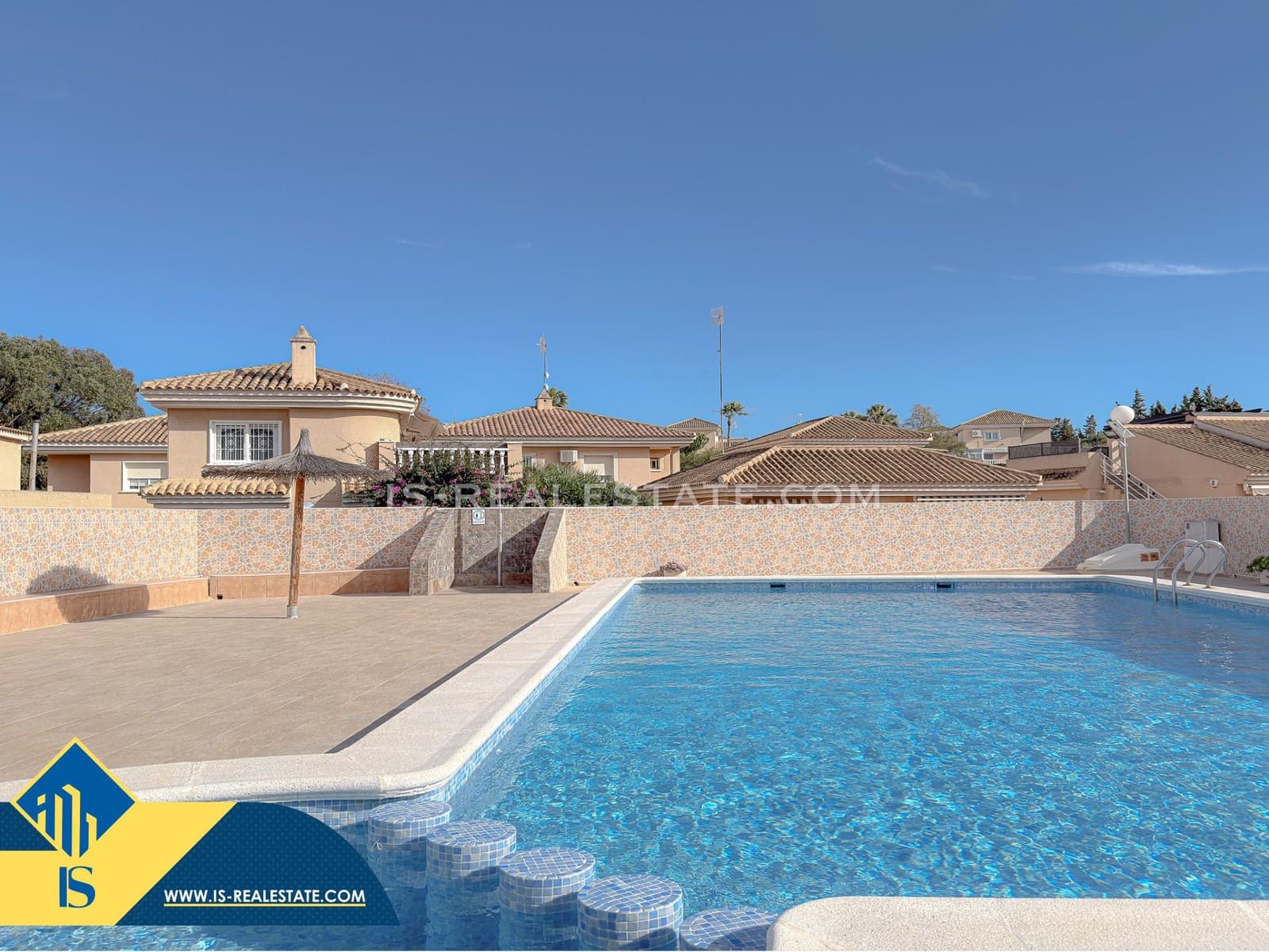 Chalet de 4 habitaciones en Torrevieja en venta con piscina - 329.900 € (Ref: 9536000)
