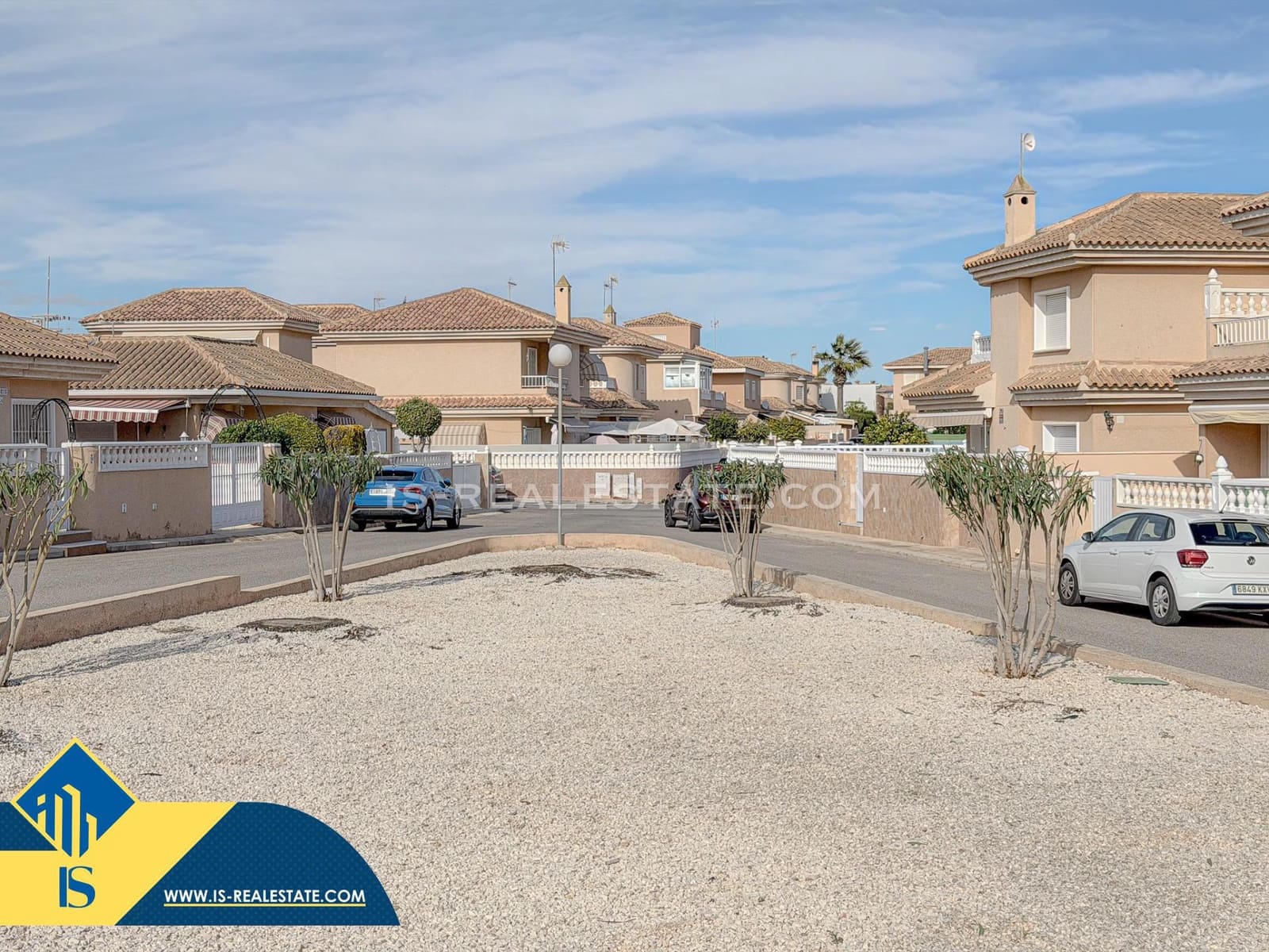 Chalet de 4 habitaciones en Torrevieja en venta con piscina - 329.900 € (Ref: 9536000)