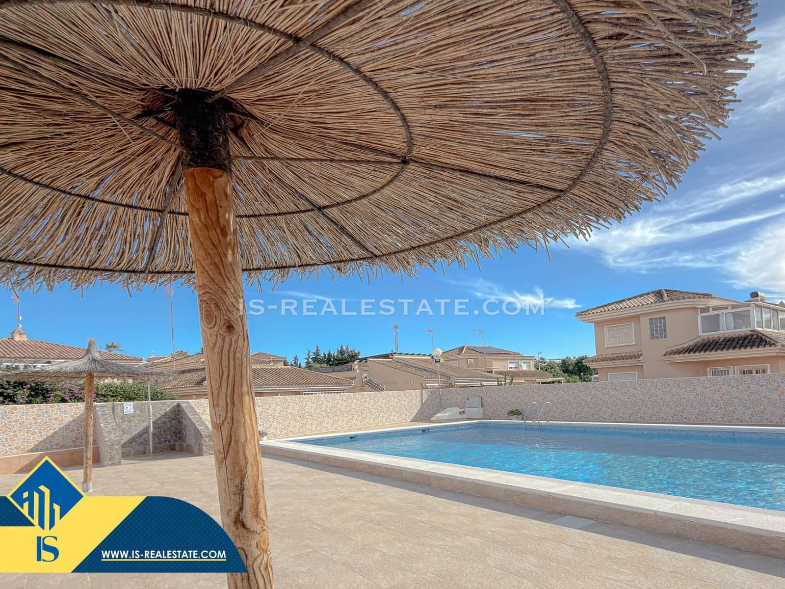 Chalet de 4 habitaciones en Torrevieja en venta con piscina - 329.900 € (Ref: 9536000)