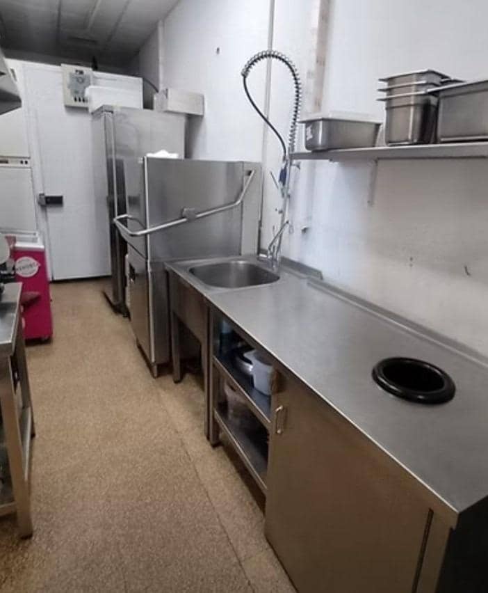 Comercial para venda em Torrevieja - 89 000 € (Ref: 9541162)