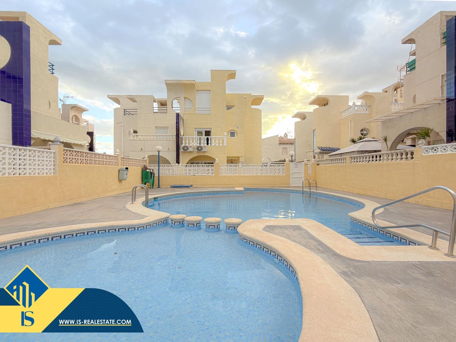 3 soverom Kjedet enebolig til salgs i Torrevieja med svømmebasseng - € 189 900 (Ref: 9543721)