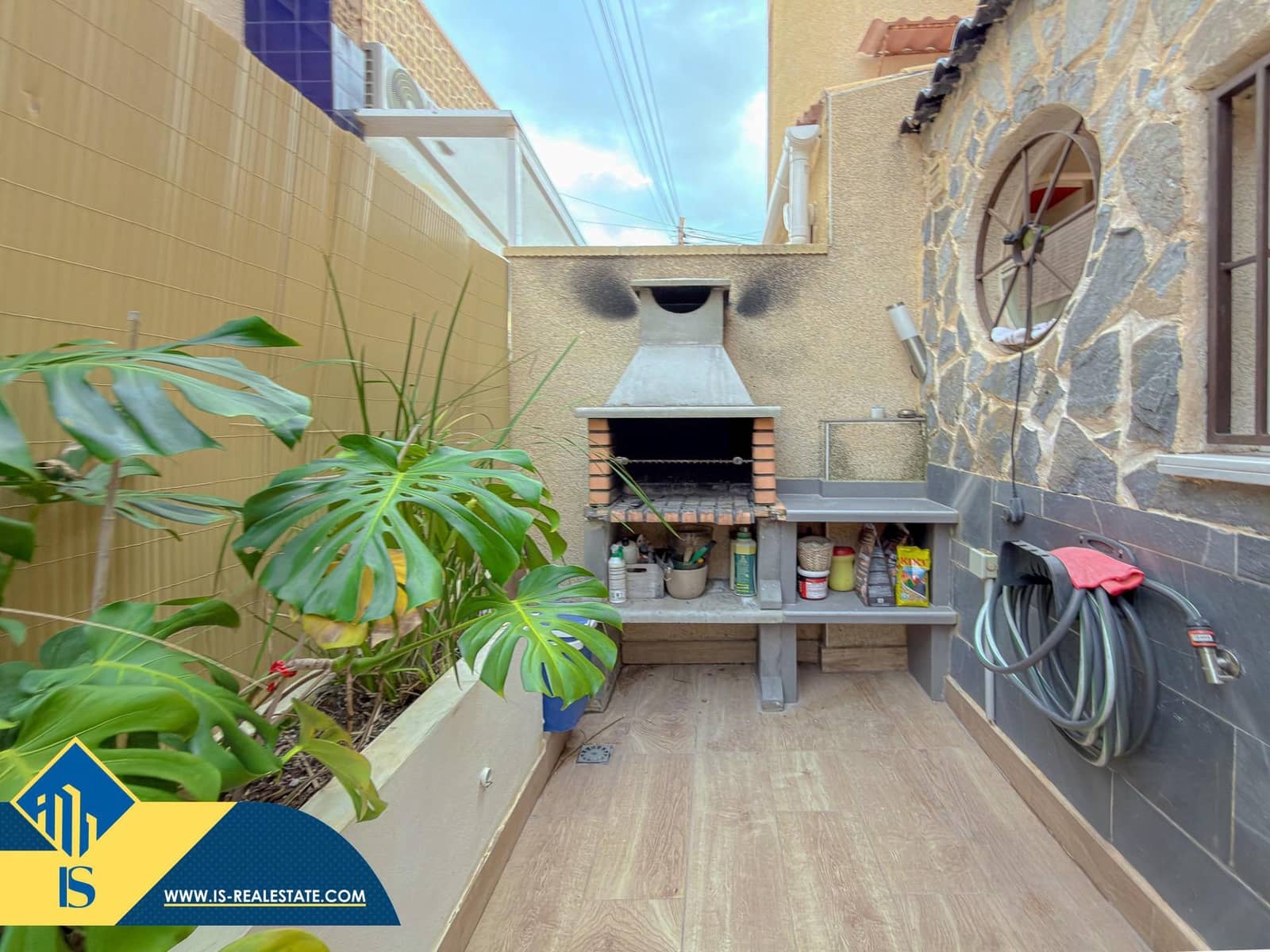 3 soverom Kjedet enebolig til salgs i Torrevieja med svømmebasseng - € 189 900 (Ref: 9543721)