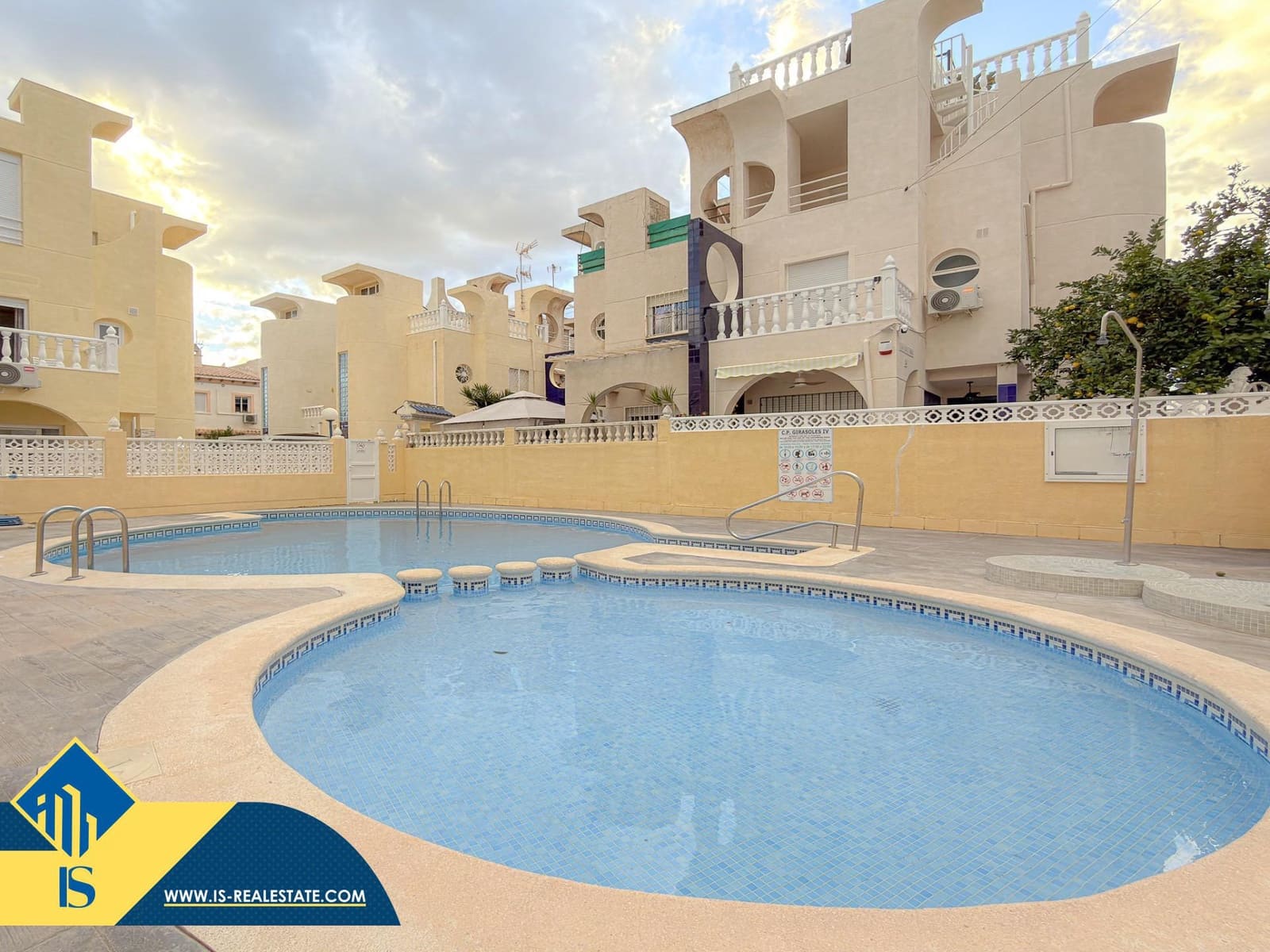 3 soverom Kjedet enebolig til salgs i Torrevieja med svømmebasseng - € 189 900 (Ref: 9543721)