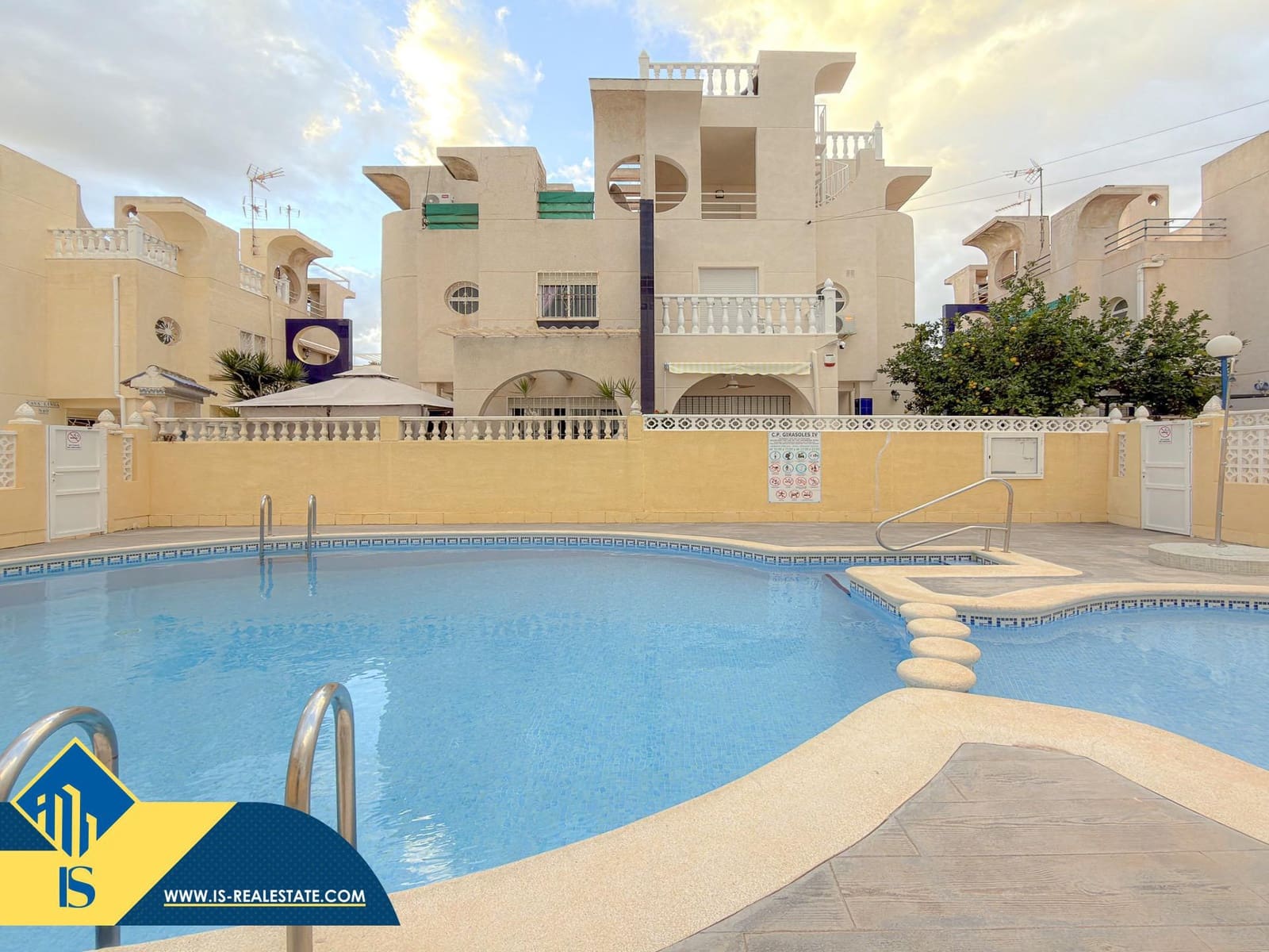 3 soverom Kjedet enebolig til salgs i Torrevieja med svømmebasseng - € 189 900 (Ref: 9543721)